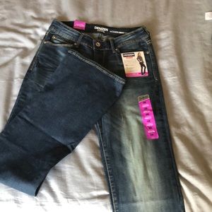 Brand new! Levi’s Denizen size 4 boot cut jeans